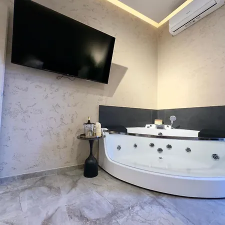 Falco Boutique With Jacuzzi Naples