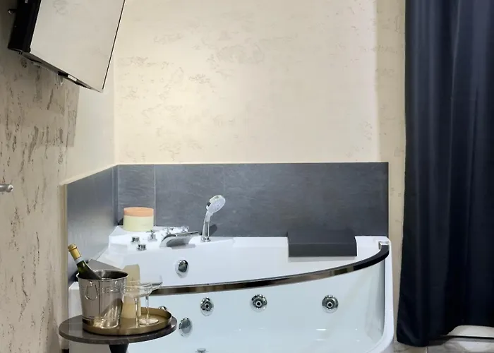 Falco Boutique With Jacuzzi Lägenhet *