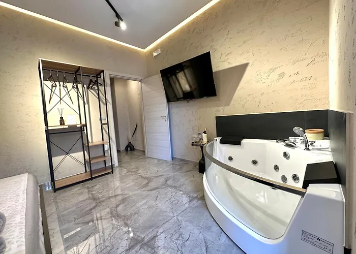 Falco Boutique With Jacuzzi Neapel