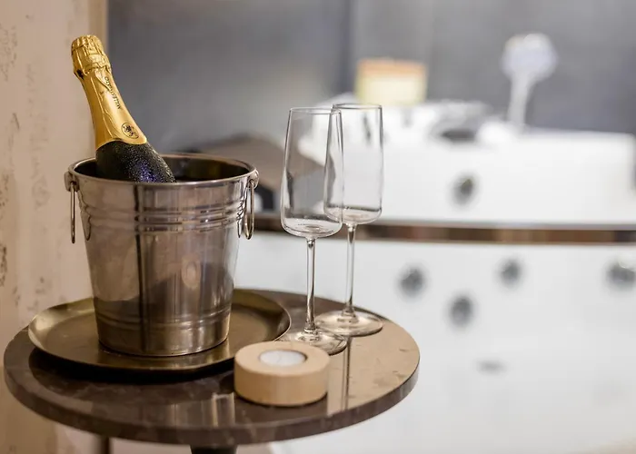 Falco Boutique With Jacuzzi Lägenhet *