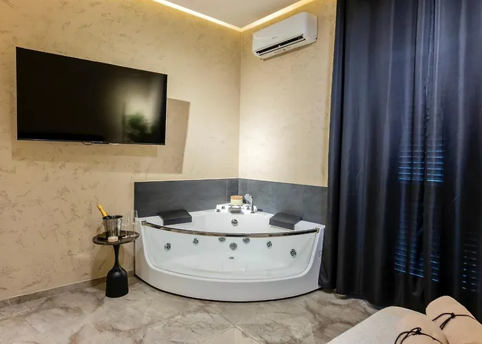 Falco Boutique With Jacuzzi Lägenhet *