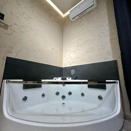 Falco Boutique - Jacuzzi In דירה נאפולי