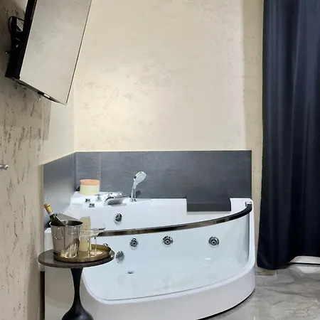 Falco Boutique - Jacuzzi In דירה *