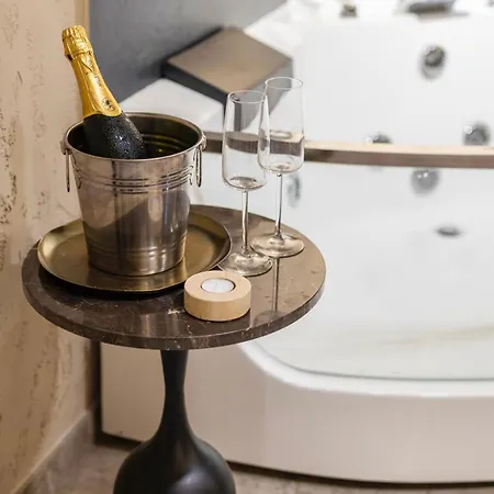 Falco Boutique With Jacuzzi Apartamento